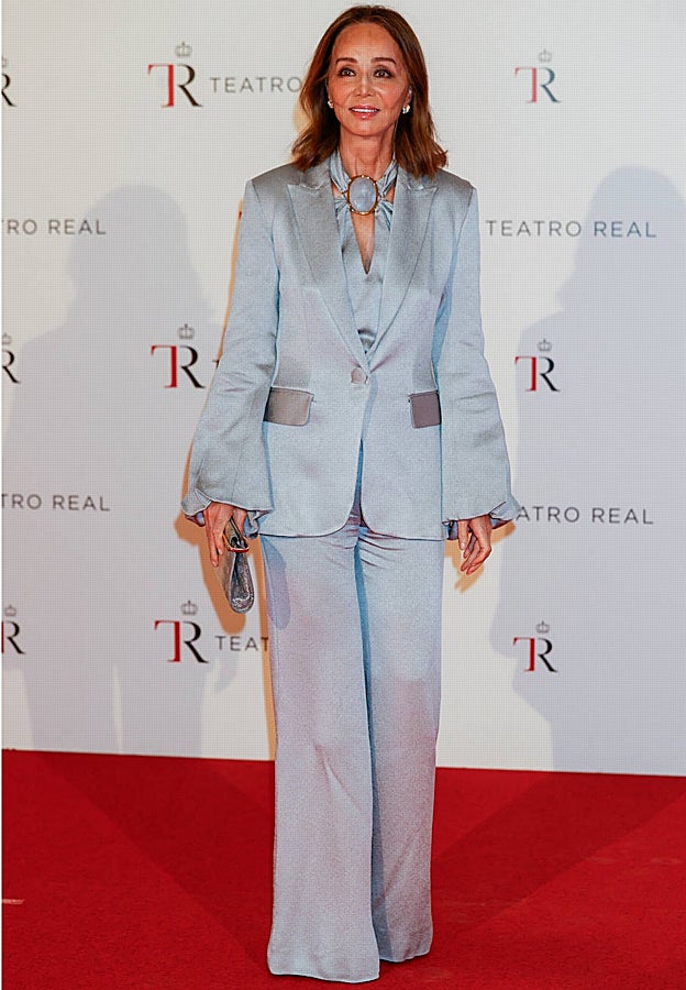En la inauguración de la temporada del Teatro Real, Isabel Preysler lució un estiloso traje de chaqueta en azul bebé.