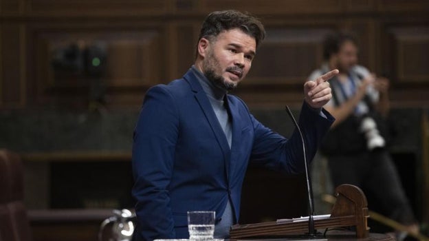 Gabriel Rufián con americana y jersey de cuello alto