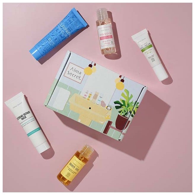 Beauty Box de best-sellers de Alma Secret (30 euros).  Incluye el contorno de ojos de 10 ml, Firming Yuzu Body Oil de 30  ml, Agua Micelar Pink Mango de 30 ml, Mascarilla capilar Extreme Repair de 30 ml y Body Cream Cleopatra de 20 ml. 