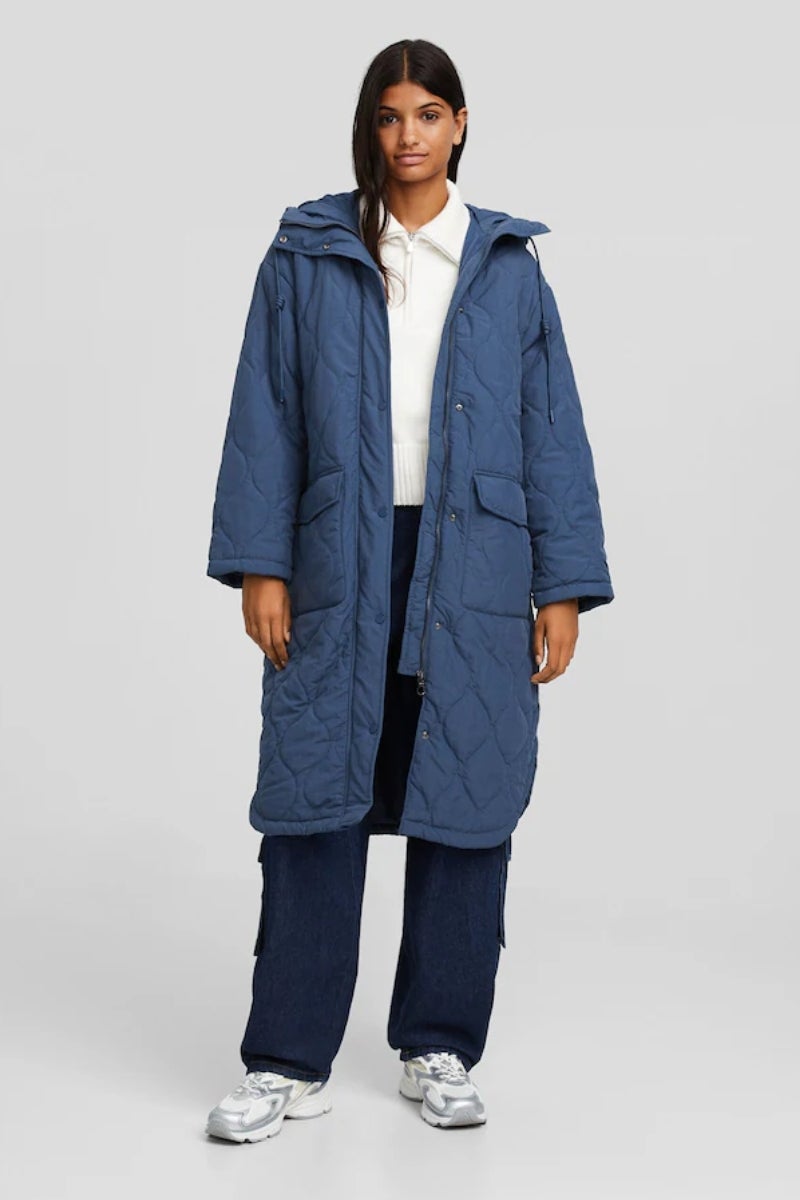 Bershka. Abrigo con capucha acolchado, azul cerúleo y de corte oversize. Precio: 45,99€.