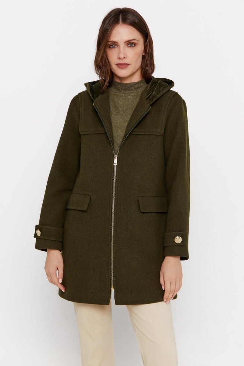 Cortefiel. Abrigo corto con capucha forrada con terciopelo. Disponible en beige y negro. Precio: 69,50€.