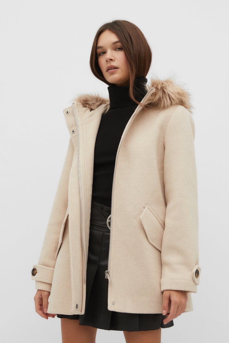 Stradivarirus. Abrigo corto con cuello subido capucha y pelo que incluye dos bolsillos delanteros diagonales. Precio: 59,99€.