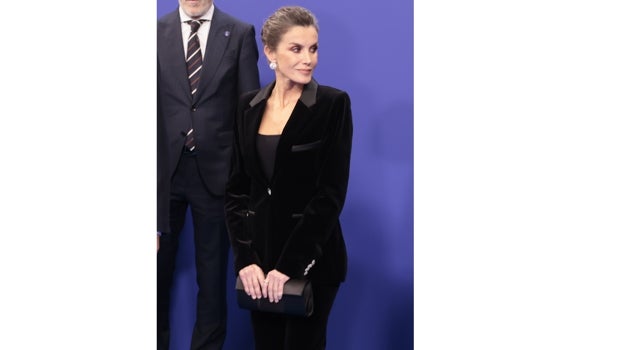 La Reina Letizia con traje de terciopelo en color negro