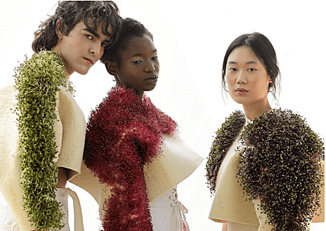 Imagen secundaria 1 - Ulargui con el resto del equipo del look de las Campanadas 2003 de Cristina Pedroche. En la otra imagen, sus diseños con plantas y un retrato de la diseñadora navarra establecida en Madrid.