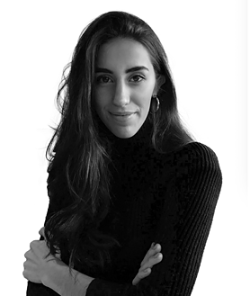 Imagen secundaria 2 - Ulargui con el resto del equipo del look de las Campanadas 2003 de Cristina Pedroche. En la otra imagen, sus diseños con plantas y un retrato de la diseñadora navarra establecida en Madrid.