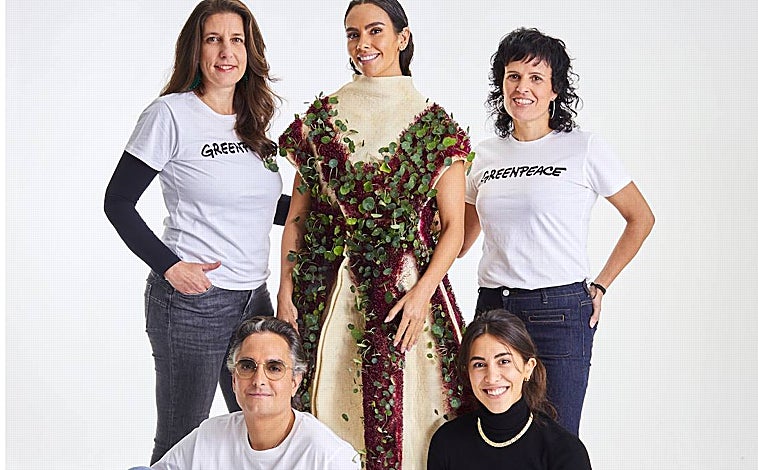 Imagen principal - Ulargui con el resto del equipo del look de las Campanadas 2003 de Cristina Pedroche. En la otra imagen, sus diseños con plantas y un retrato de la diseñadora navarra establecida en Madrid.