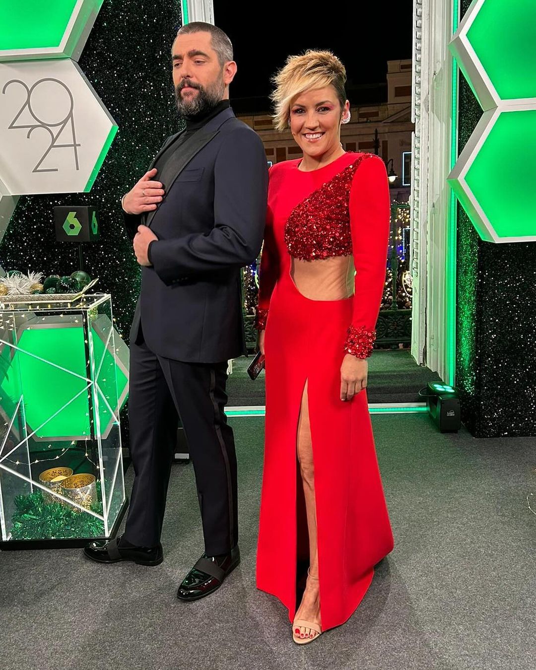 Dani Mateo y Cristina Pardo presentaron las Campanadas en La Sexta. Ella, con un espectacular diseño rojo de Alejandro de Miguel.