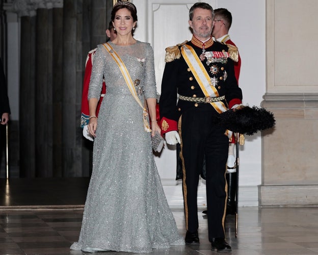 Mary Donaldson con vestido de pedrería y tiara en la cena de gala en honor a los Reyes de España, celebrada en Dinamarca en noviembre.