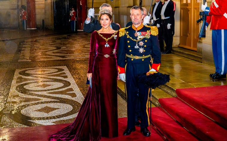 Imagen principal - Mary de Dinamarca junto a su esposo, Federico X, con un vestido reciclado en la cena de fin de año.