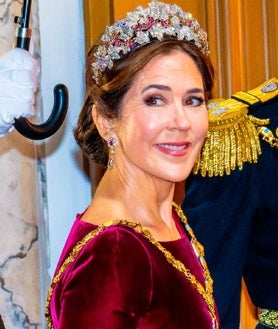 Imagen secundaria 2 - Mary de Dinamarca junto a su esposo, Federico X, con un vestido reciclado en la cena de fin de año.