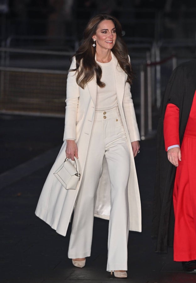 Uno de los últimos estilismos de Kate Middleton en 2023, un total 'white'.