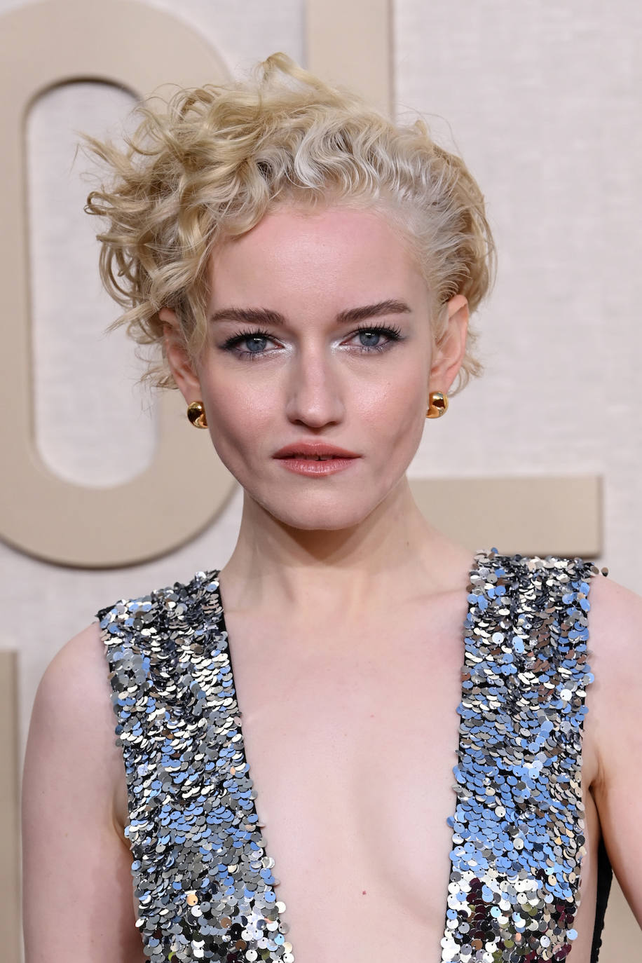 Julia Garner optó por un bonito maquillaje con sombras glitter que le daban mucha luz a su mirada. 