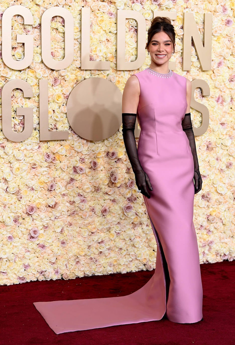 Hailee Steinfeld fue otra de las actrices que se decantó por el rosa, con un elegante vestido de Prada que combinó con guantes negros transparentes y recogido alto. 