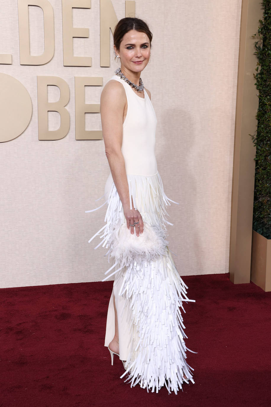 Keri Russell con vestido blanco de plumas. 