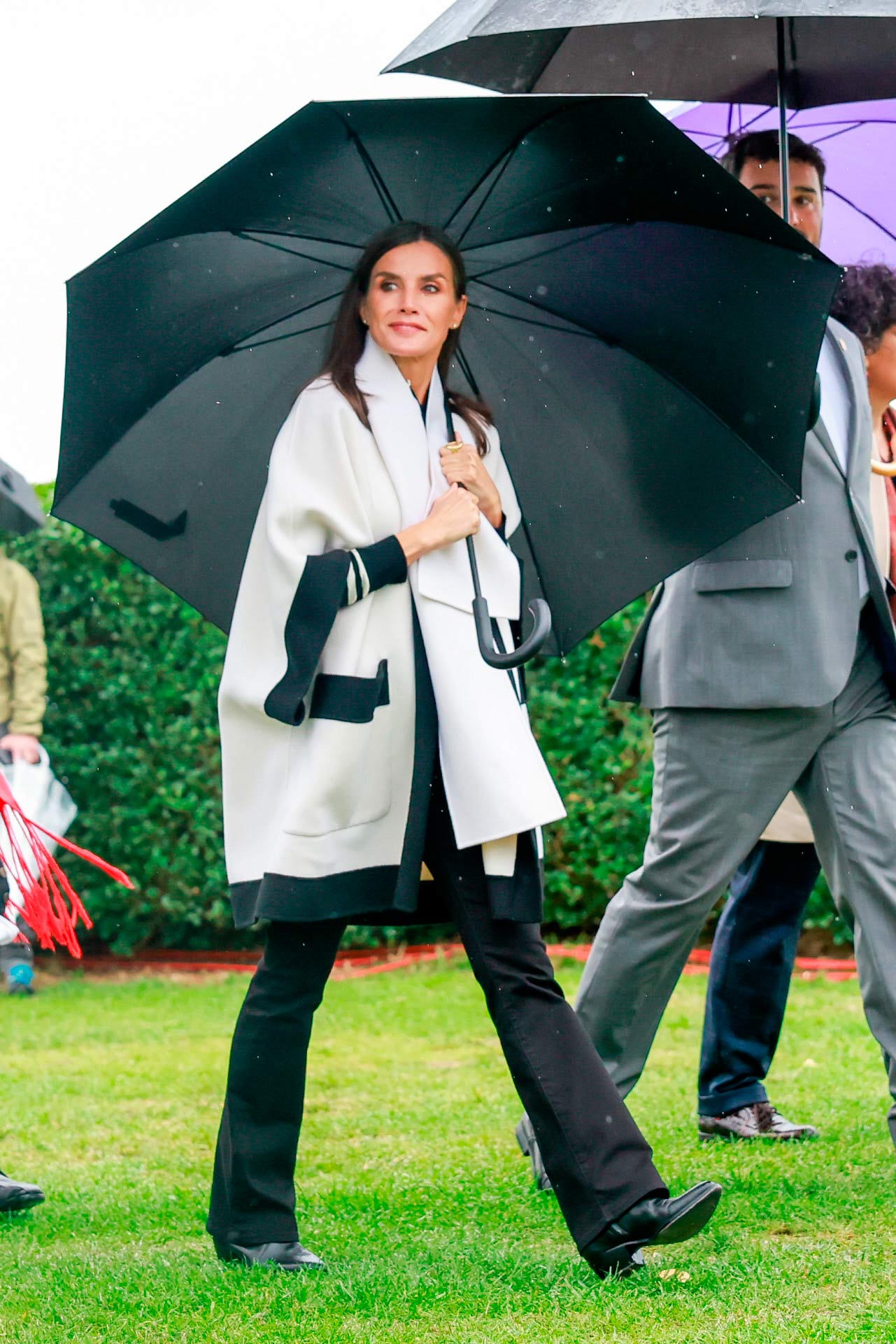 Doña Letizia, con una capa blanca de Carolina Herrera. 