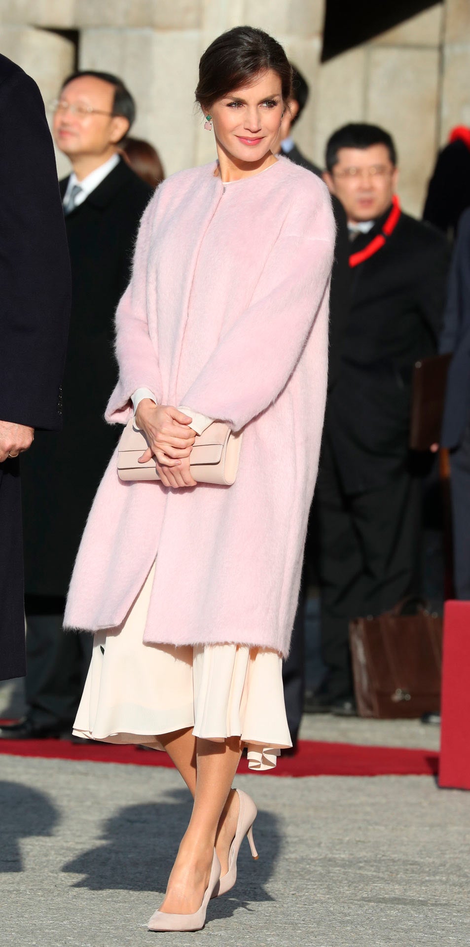 En 2018, con un abrigo rosa pastel de pelo, también de Carolina Herrera. 