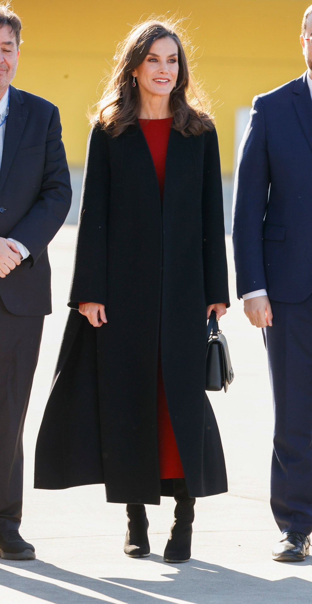 En la reunión anual de directores de centros del Instituto Cervantes, estrenó un abrigo negro de Carolina Herrera que combinó con un vestido burdeos.