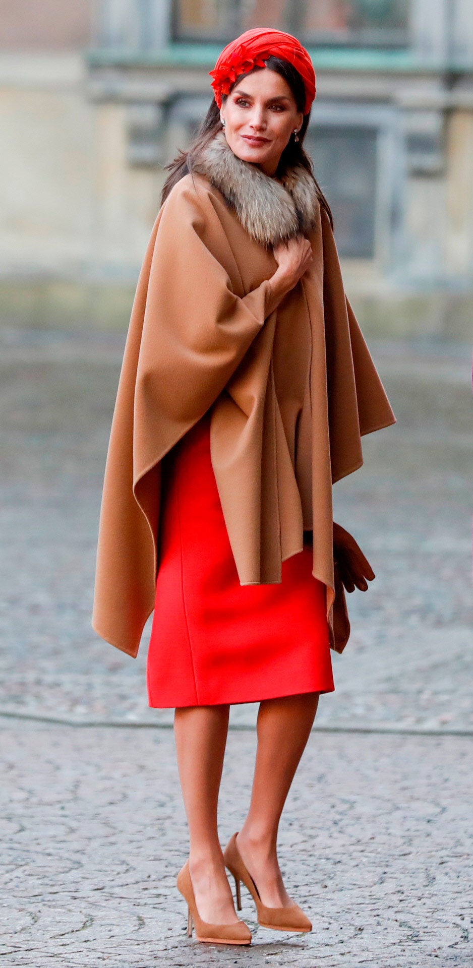 En 2021 estrenó una capa en color marrón y pelo en el cuello de Carolina Herrera. En el pelo, lució un tocado del mismo color que su falda firmado por Cherubina.