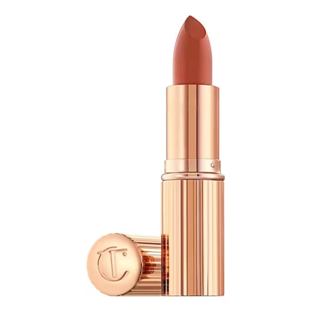 Barra de labios K.I.S.S.I.N.G. de Charlotte Tilbury (28 euros en Sephora). Mantiene hidratados los labios mientras les aporta un color radiante por los pigmentos difusores de la luz. Disponible en varios tonos.