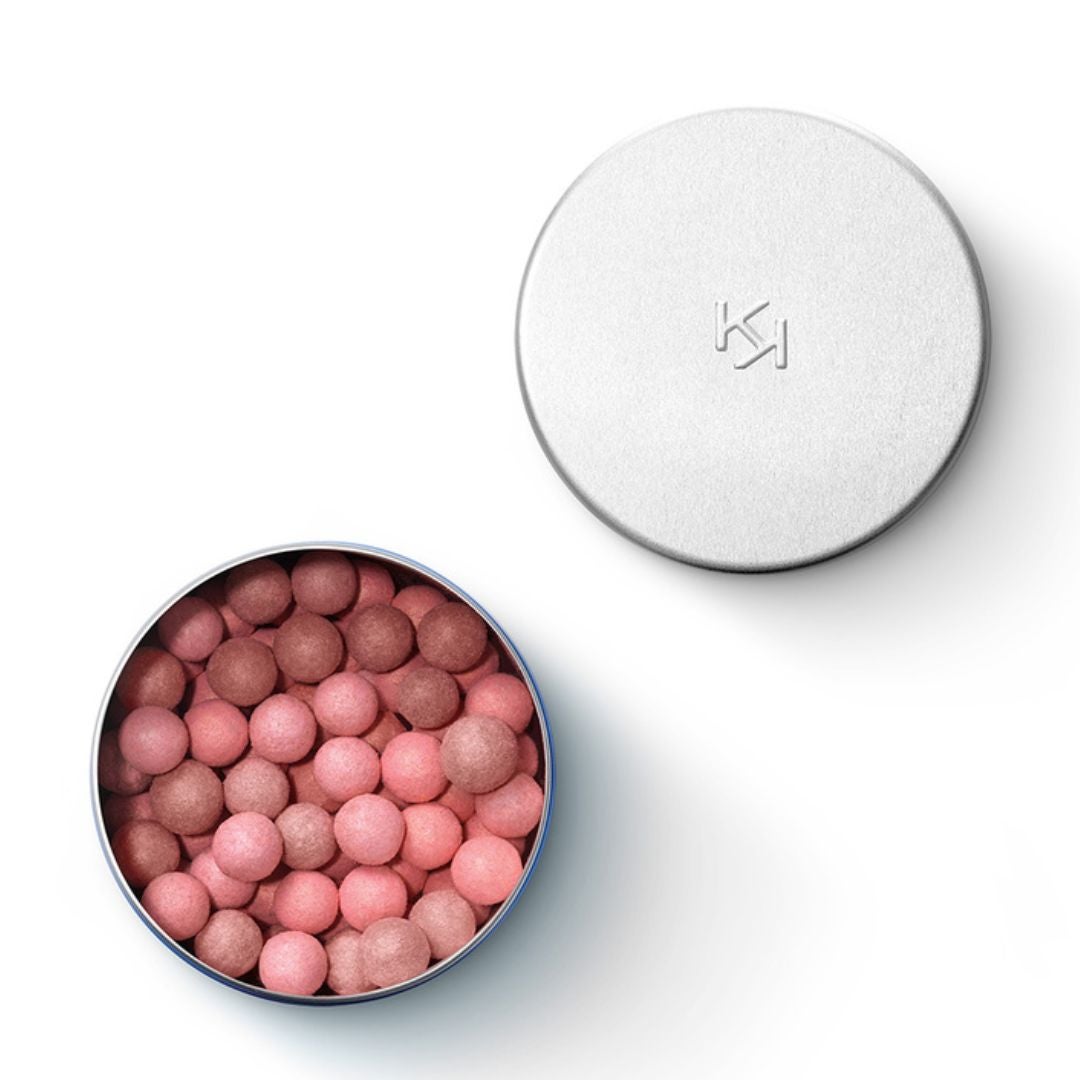 Colorete en perlas con acabado luminoso Blue Me Pearl Blush de Kiko Milano (5 euros). Reaviva la tez y realza los rasgos, con una textura aterciopelada.