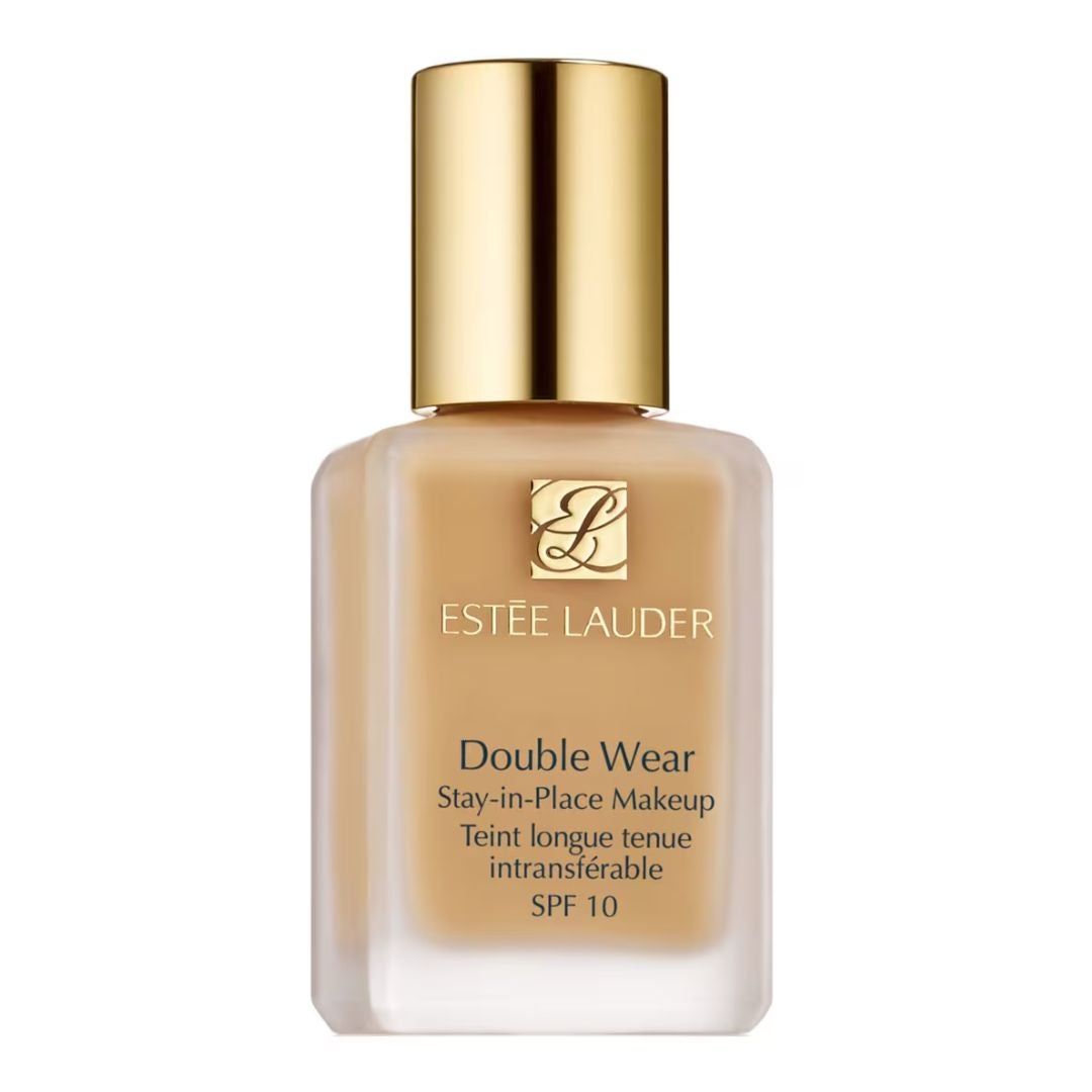 Base de maquillaje Double Wear Stay-In-Place SPF 10 de Estée Lauder (36,40 euros en El Corte Inglés). Un fondo de maquillaje ligero y de larga duración, adecuado para todo tipo de pieles, que no aporta grasa y se mantiene impecable durante horas. Disponible en una amplia gama de tonos.
