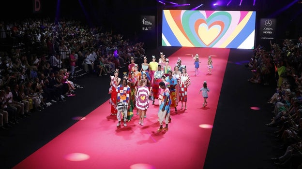 Durante el desfile primavera/ verano 2024 de Ágatha Ruiz de la Prada