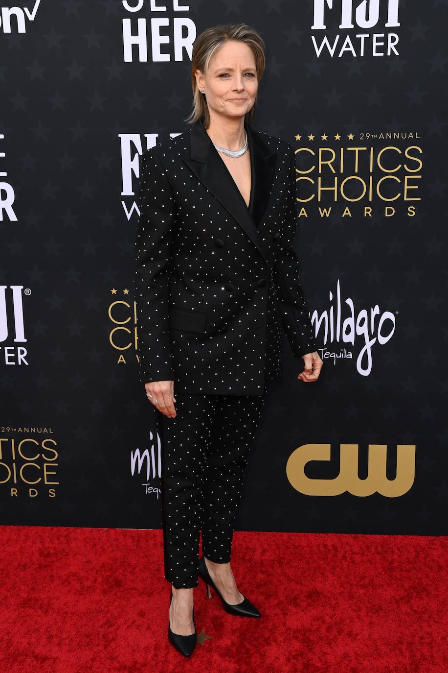 La actriz Jodie Foster optó por un traje negro con lunares blancos y blazer 'oversize'.