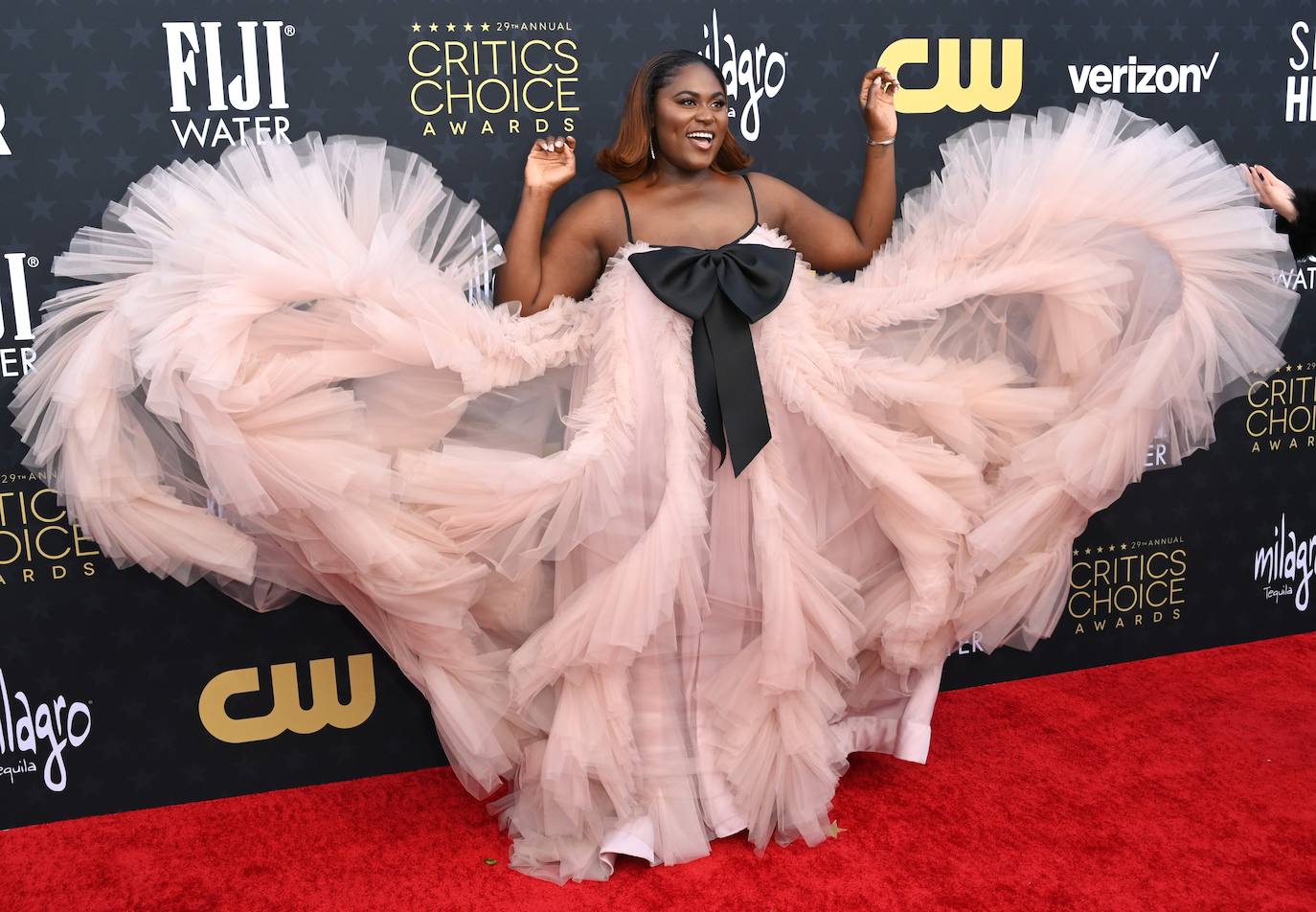 Danielle Brooks escogió un llamativo vestido vaporoso de Monsoori.