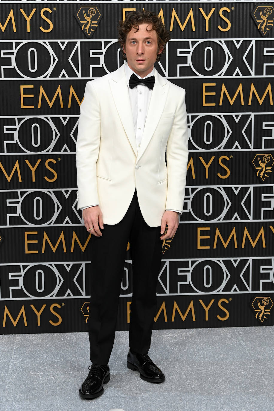 Jeremy Allen White eligió un esmoquin con chaqueta blanca y pantalón negro de Giorgio Armani. 