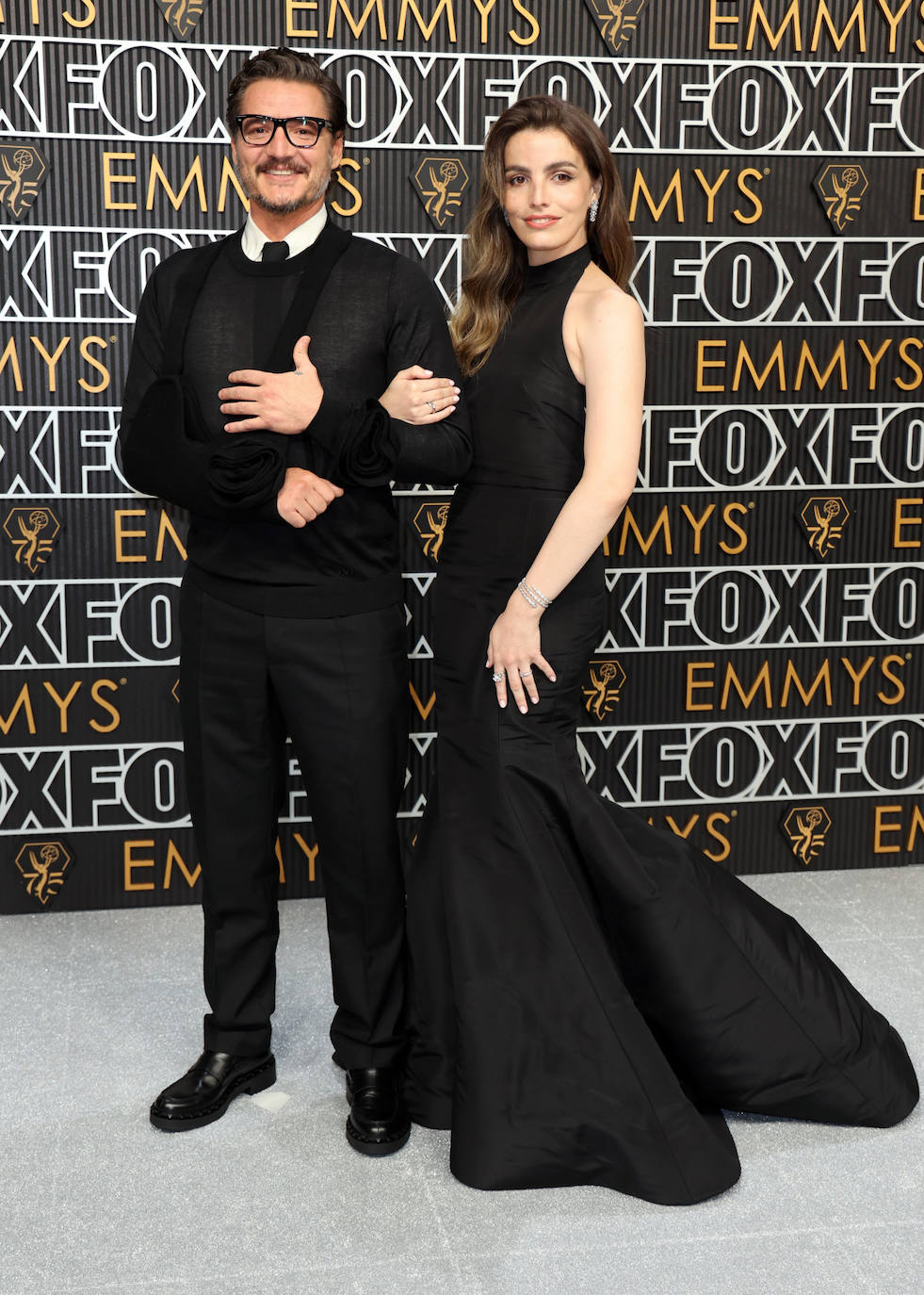 Pedro Pascal eligió un curioso conjunto con jersey negro.  Posó junto a su hermana, Lux Pascal que vistió un Oscar de la Renta también negro.