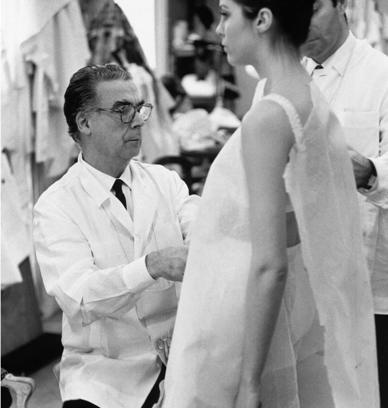 Cristóbal Balenciaga en su taller.