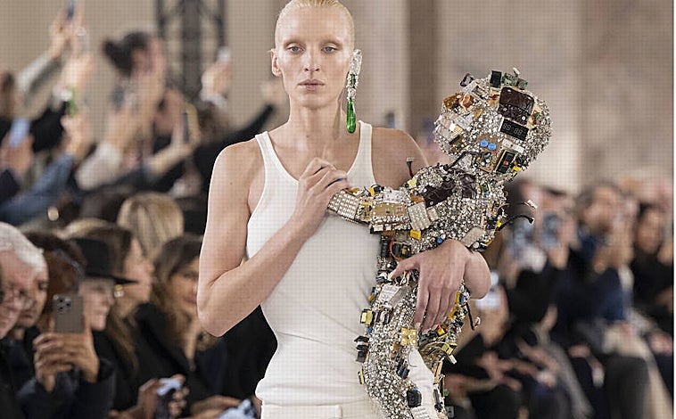 Imagen principal - El bebé robot que desfiló en brazos de la modelo Maggie Maurer para Schiaparelli