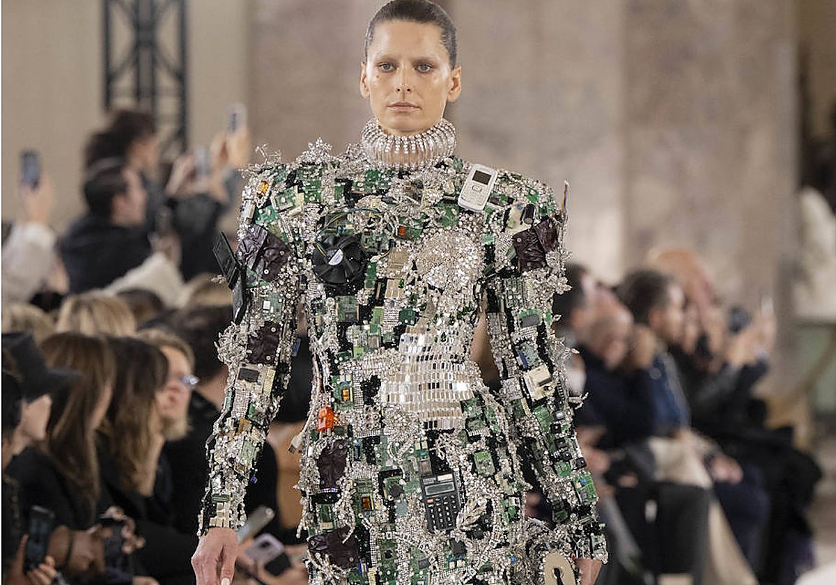 Daniel Roseberry sorprende con 'el bebé robot' en pasarela de París