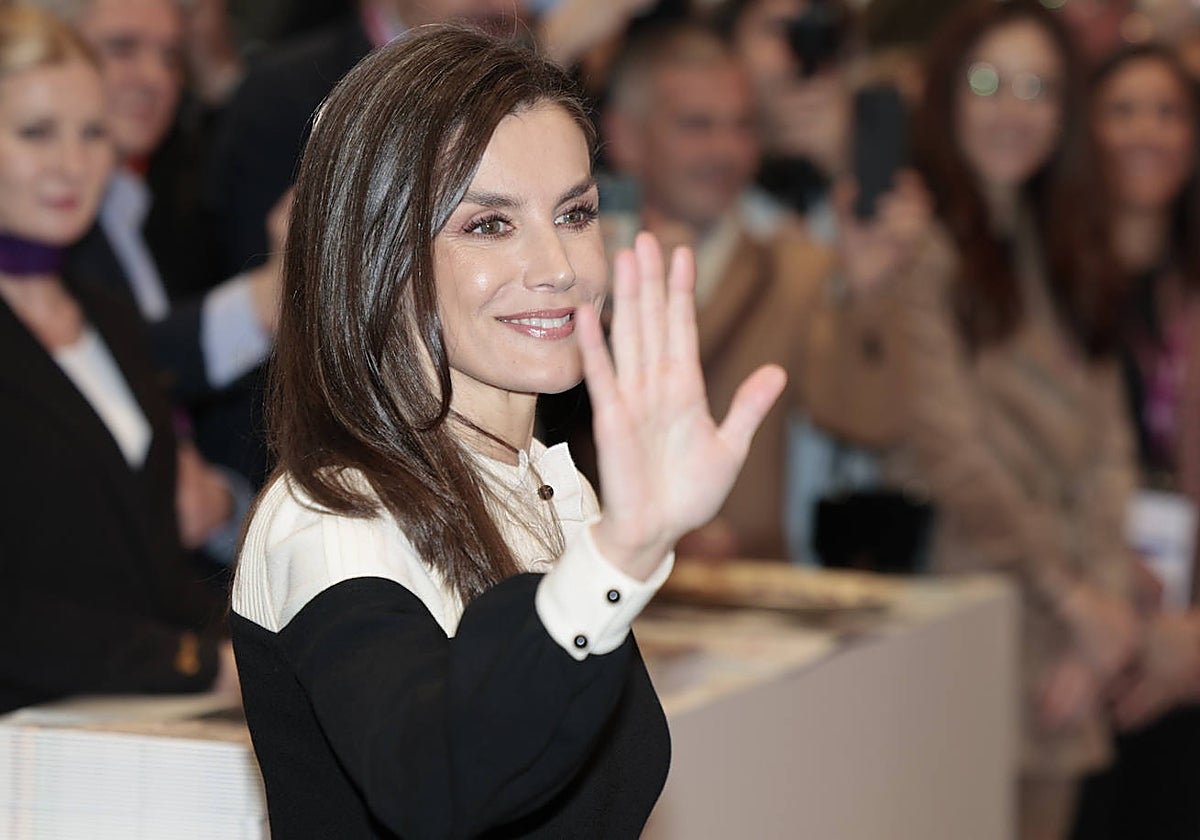 Doña Letizia recupera un mono de Teresa Helbig para inaugurar Fitur.