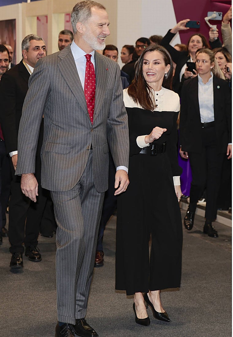 La Reina Letizia con uno de los diseños más estilosos de su armario en Fitur.