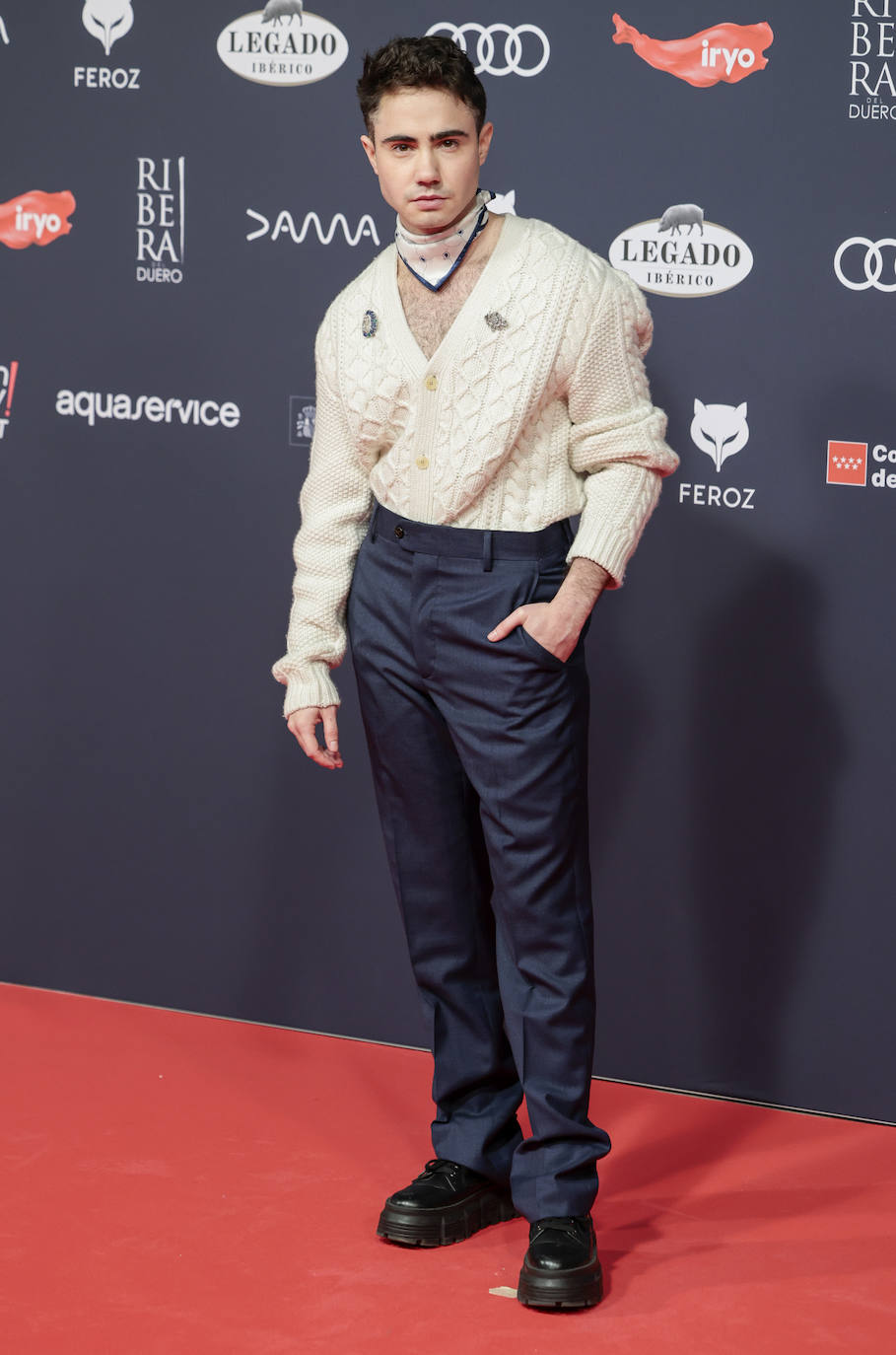 Ander Puig posó en la alfombra roja con jesery de lana y pañuelo en el cuello. 