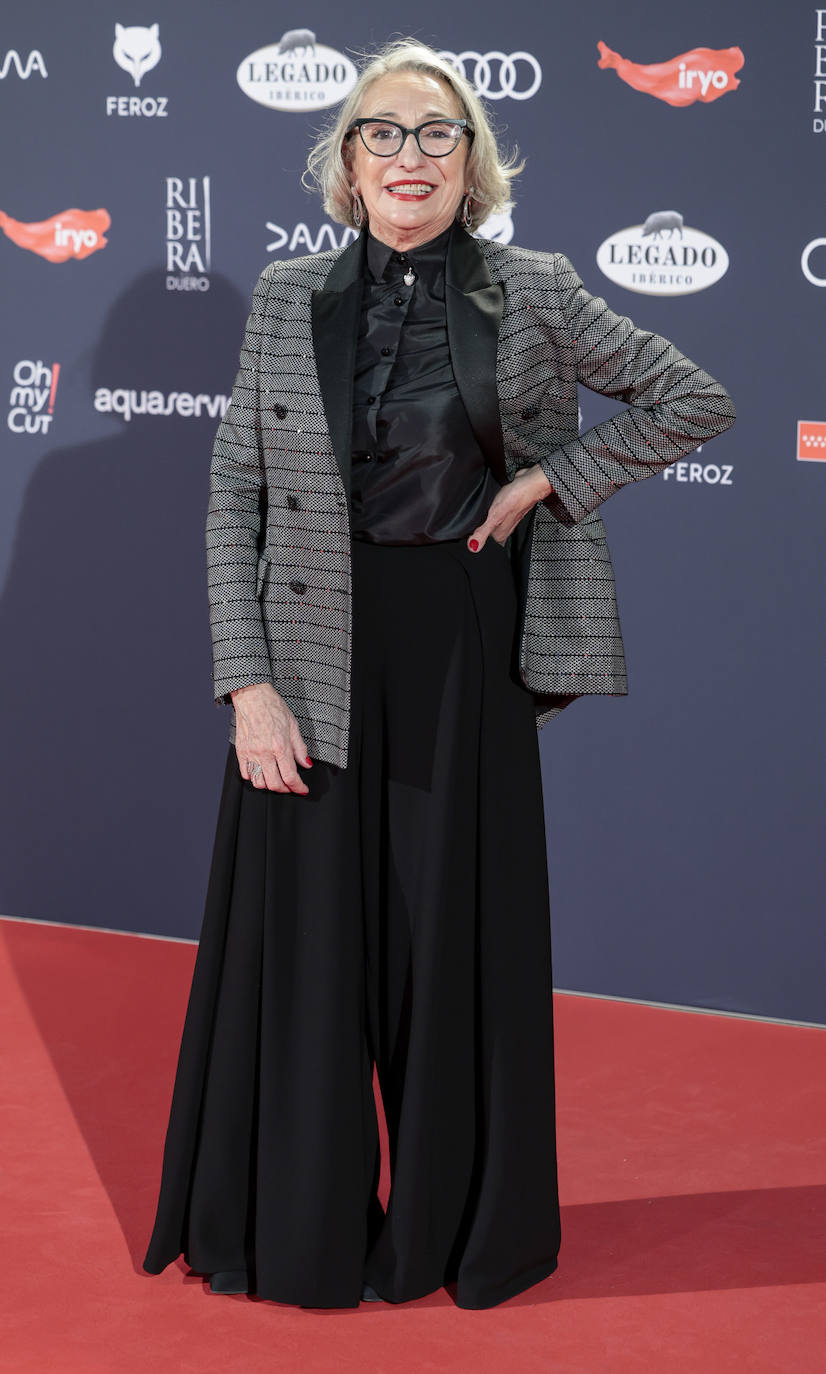 Luisa Gavasa eligió un conjunto formado por pantalón amplio y camisa en negro y blazer gris. 