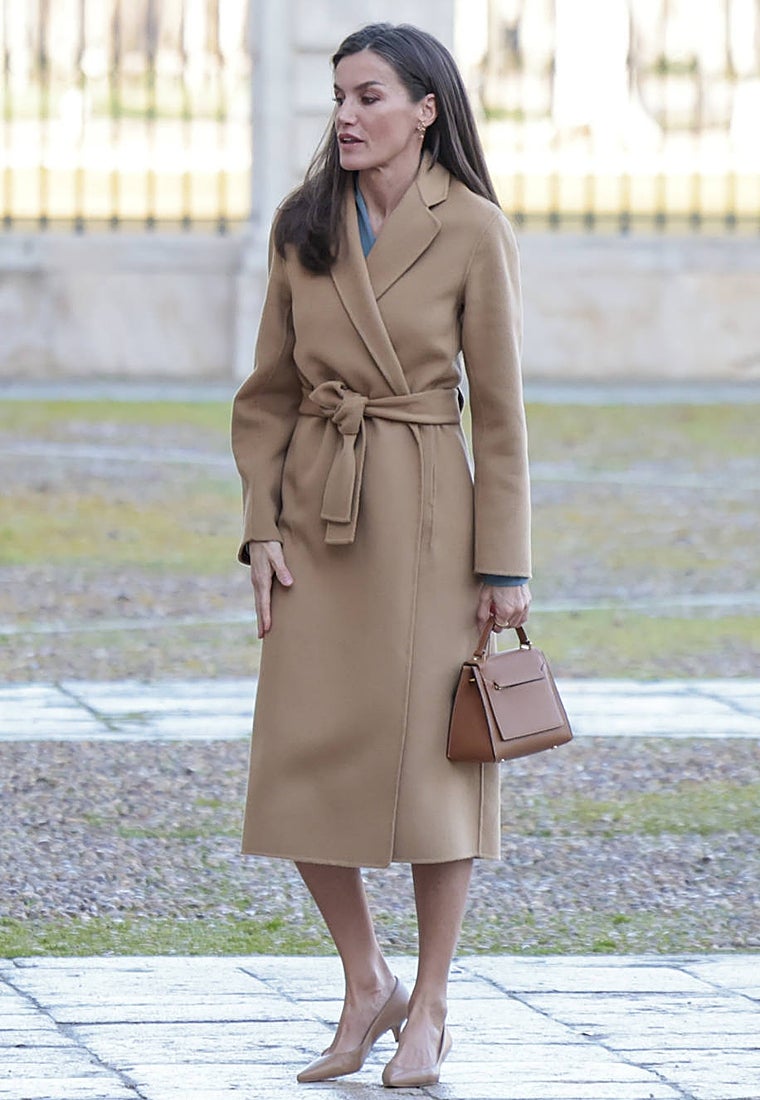 La Reina Letizia en el Palacio Real de Aranjuez con un look monocromático en tono camel.