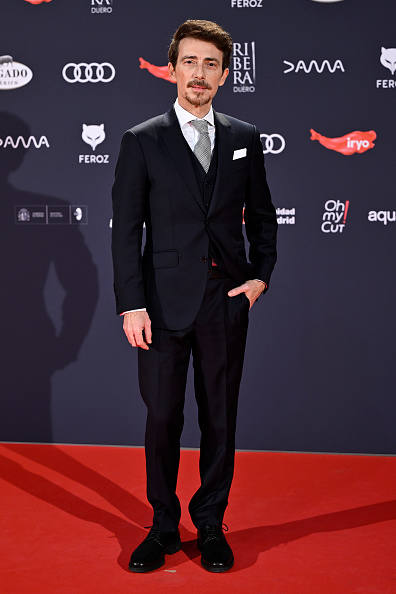 El actor Hackett  Víctor Clavijo  eligió un traje tres piezas 100% lana merina en azul marino de Hackett London qeu combinó con camisa blanca con gemelos y corbata de seda Príncipe de Gales, todo ello perteneciente a la colección Hackett No.14 Savile Row.