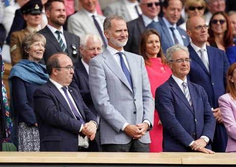 Imagen secundaria 1 - El Rey Felipe VI con distintos estilismos, con abrigo, americana y pantalón de distintos colores; y traje gris. 