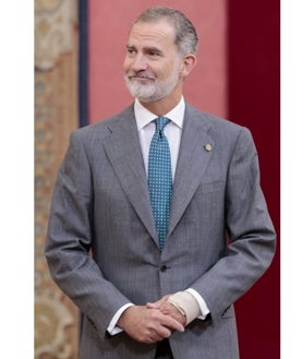 Imagen secundaria 2 - El Rey Felipe VI con distintos estilismos, con abrigo, americana y pantalón de distintos colores; y traje gris. 