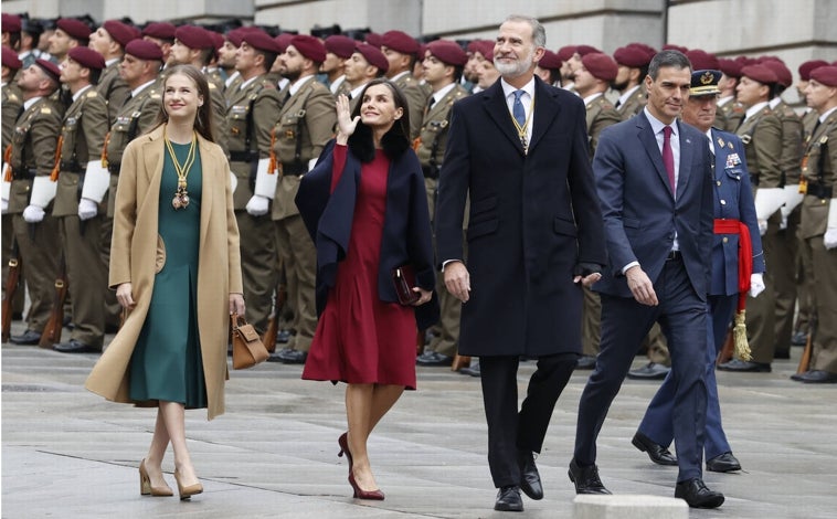 Imagen principal - El Rey Felipe VI con distintos estilismos, con abrigo, americana y pantalón de distintos colores; y traje gris. 