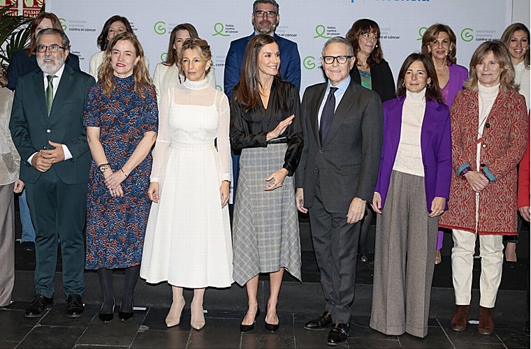 La Reina Letizia, junto a Yolanda Díaz, y miembros de la Asociación Española Contra el Cáncer.