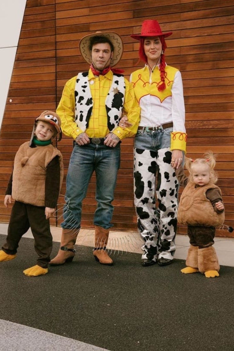 Chiara Ferragni y Fedez de Toy Story. Hará las delicias de los más pequeños con un disfraz fácilmente customizable con unos vaqueros viejos y una camisa básica blanca.