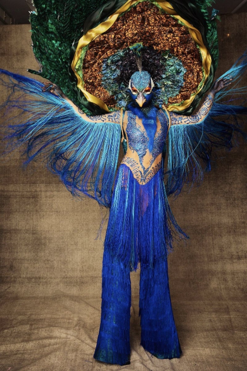 Heidi Klum de pavo real. La modelo es la reina de Halloween con elaborados disfraces que bien pueden servir para Carnaval. En 2023 se decantó por este outfit que no sabemos si resultará muy cómodo, pero llamativo, seguro.