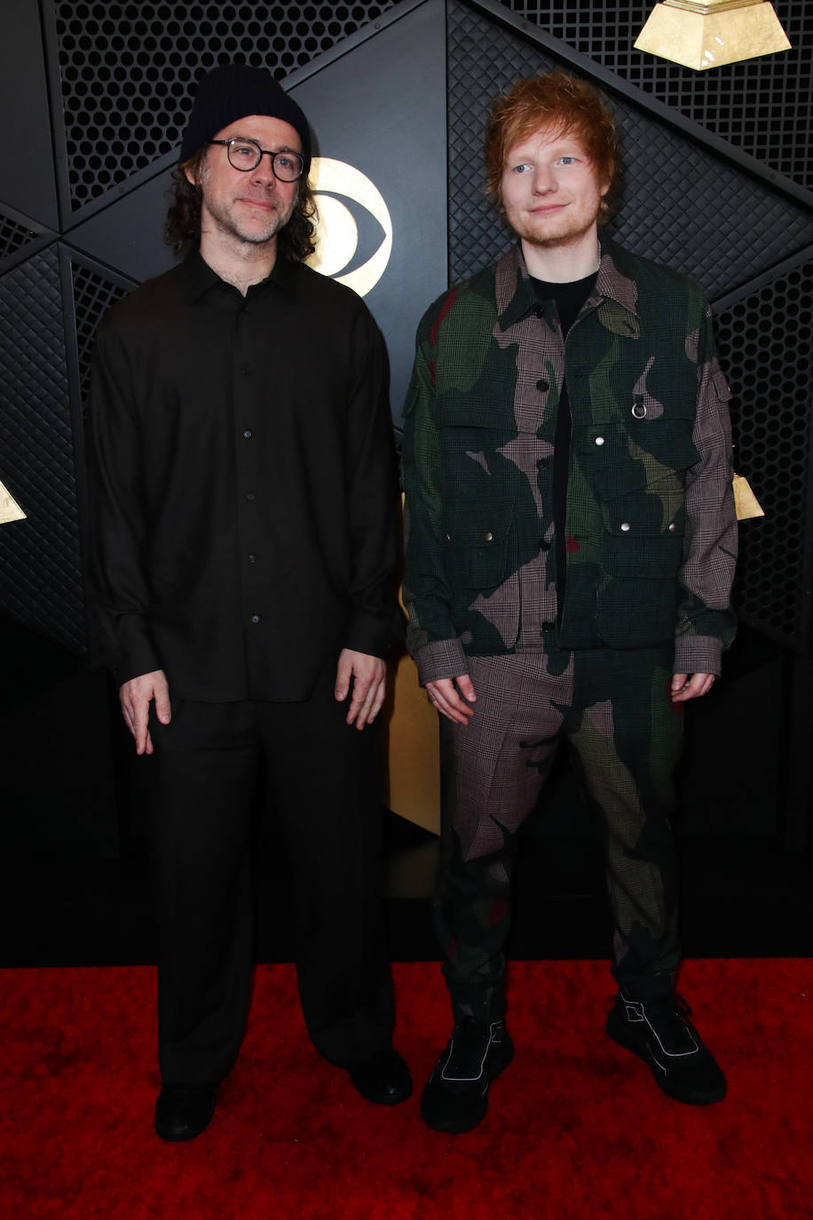 Ed Sheeran se vistió con traje de camuflaje para posar en la alfombra roja de los Grammy 2024.