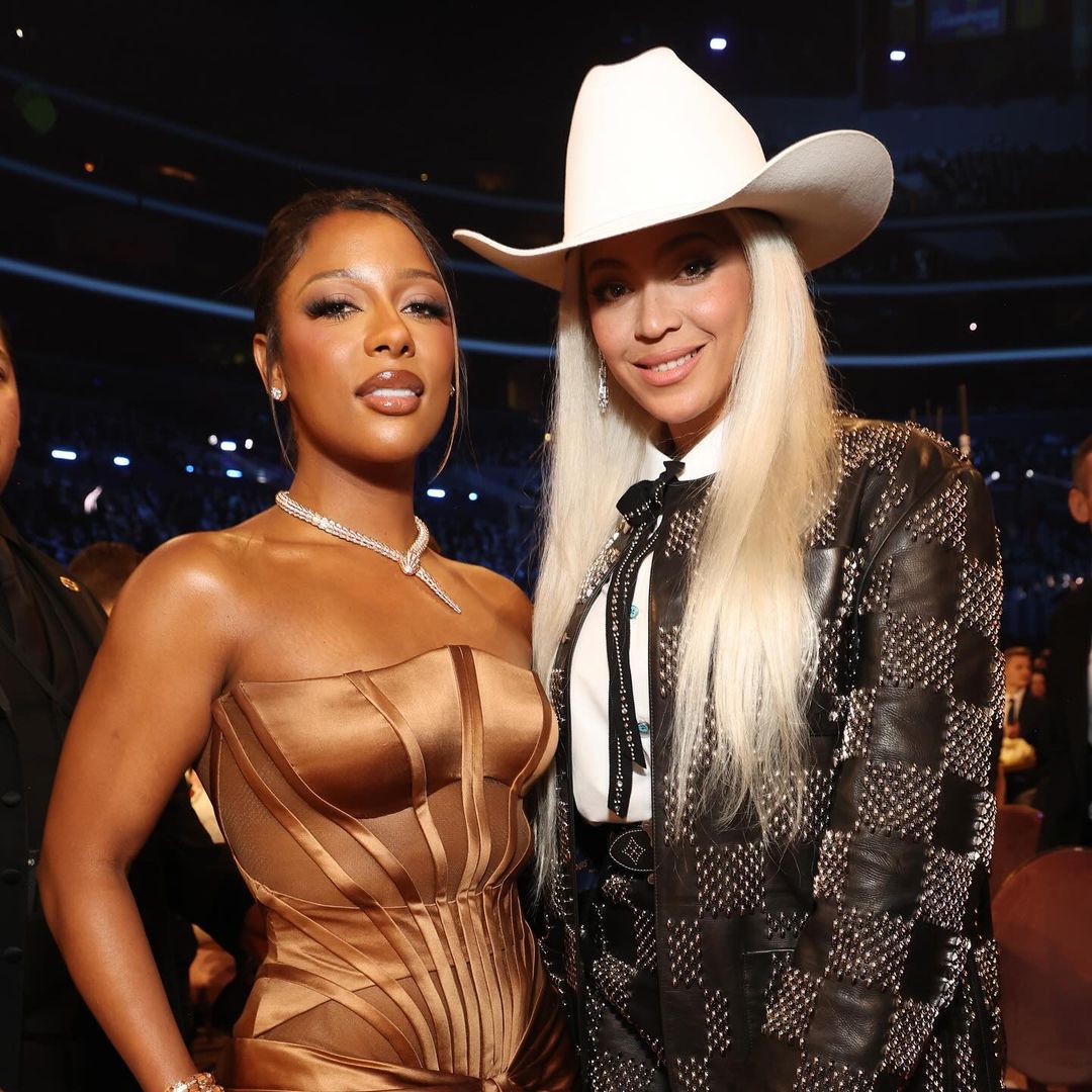 Beyoncé, que no posó en la alfombra roja, sí estuvo presente en la gala con un look de cowboy personalizado firmado por Louis Vuitton. La cantante lució sombrero blanco de ala, chaqueta de cuero, camisa blanca con corbata de lazo, shorts a juego con la chaqueta y zapatos con punta y pulsera en el tobillo.