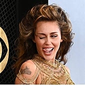 Grammy 2024: Los cinco sorprendentes looks que convirtieron a Miley Cyrus en la gran protagonista de la noche