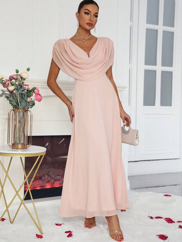 Vestido de gasa en color rosa con escote en V. 28 euros en Shein. 