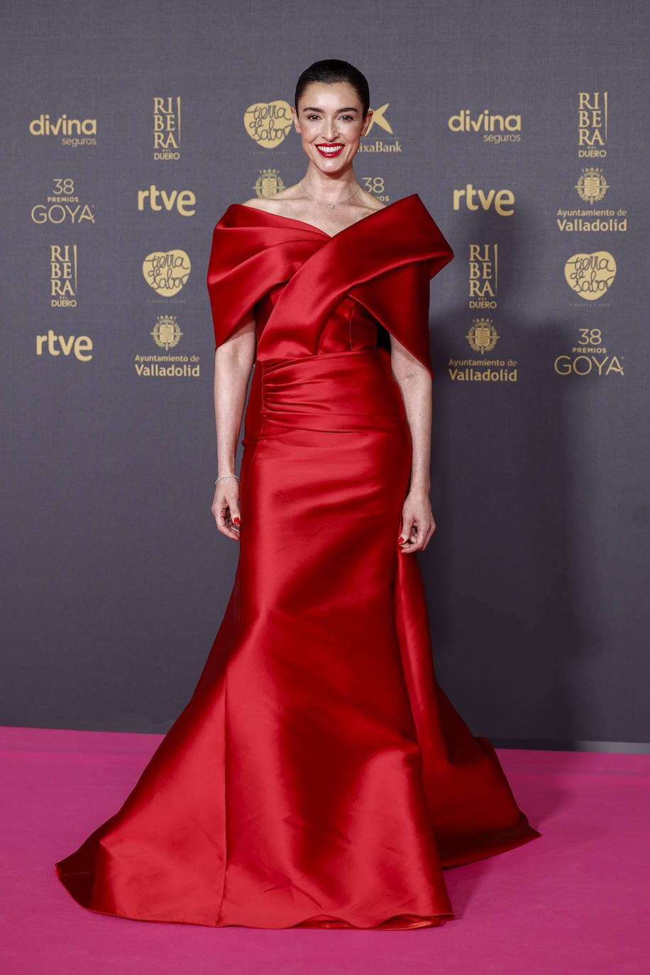 Blanca Romero llevó un elegante vestido rojo drapeado de corte sirena de Isabel Sanchís. Lo combinó con joyas de Suárez. 